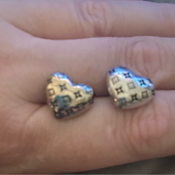 Silver heart earrings with design - Picture 2 of 4